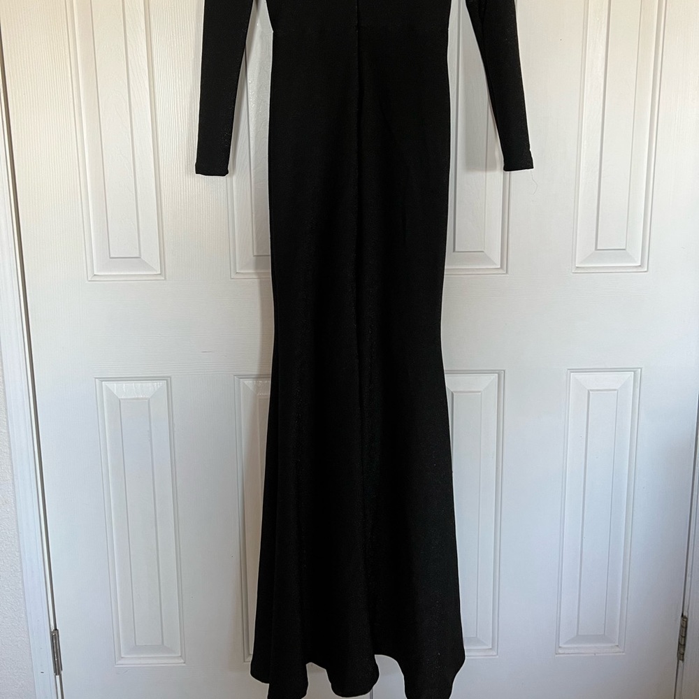 Long black gown - Picture 2 of 3